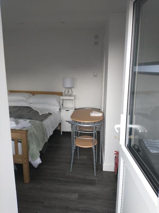 Cosy Garden Studio Room Minimum Two Night Booking 布赖顿 外观 照片